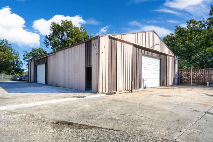 More Photos Of 6812 Avenue K, Plano Flex For Lease