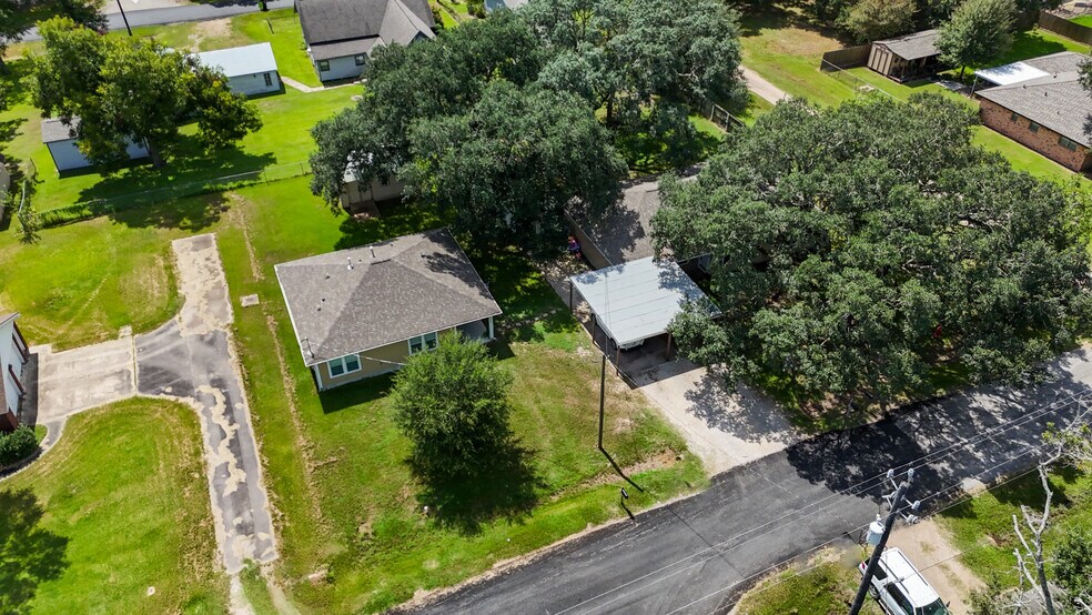 More Photos Of 3027 Poppy St, Needville Apartments For Sale
