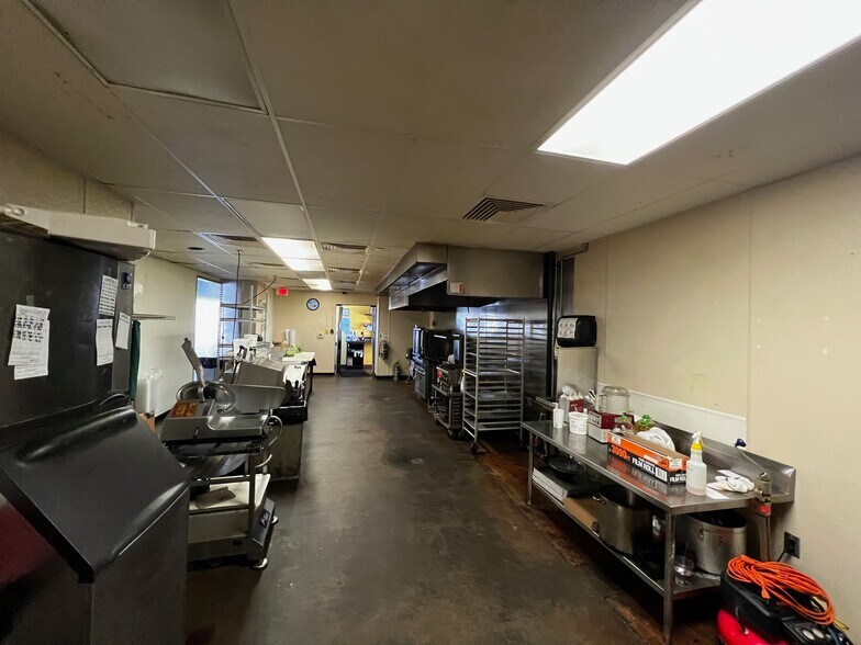 More Photos Of 1641 W 15th St, Fayetteville Freestanding For Lease