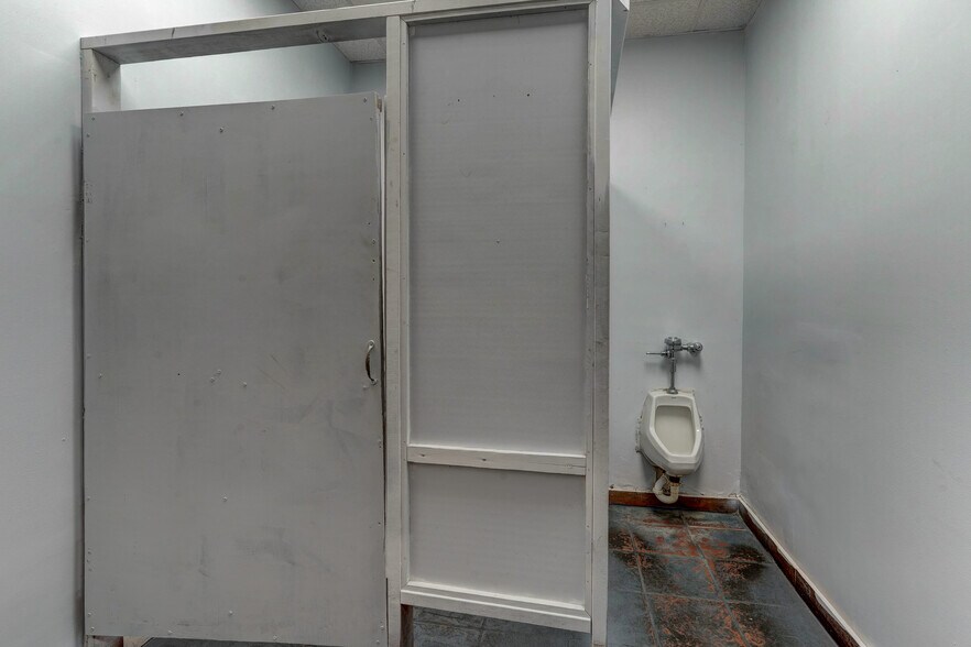 More Photos Of 247 W Kings Hwy, Eden Storefront Retail Office For Sale