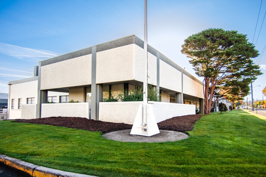 Primary Photo Of 6433 SE Lake Rd, Portland Office For Sale