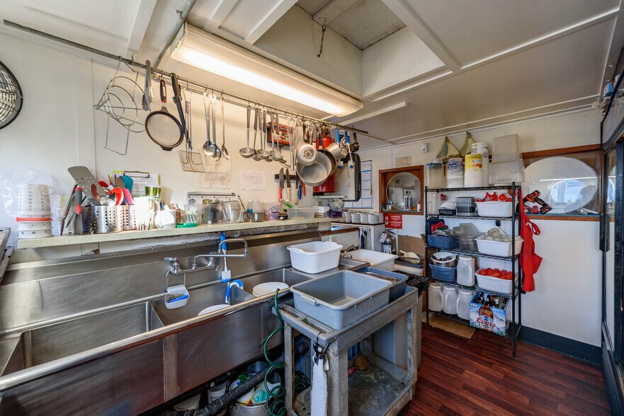 More Photos Of 102 Hall Ave, Coos Bay Restaurant For Sale