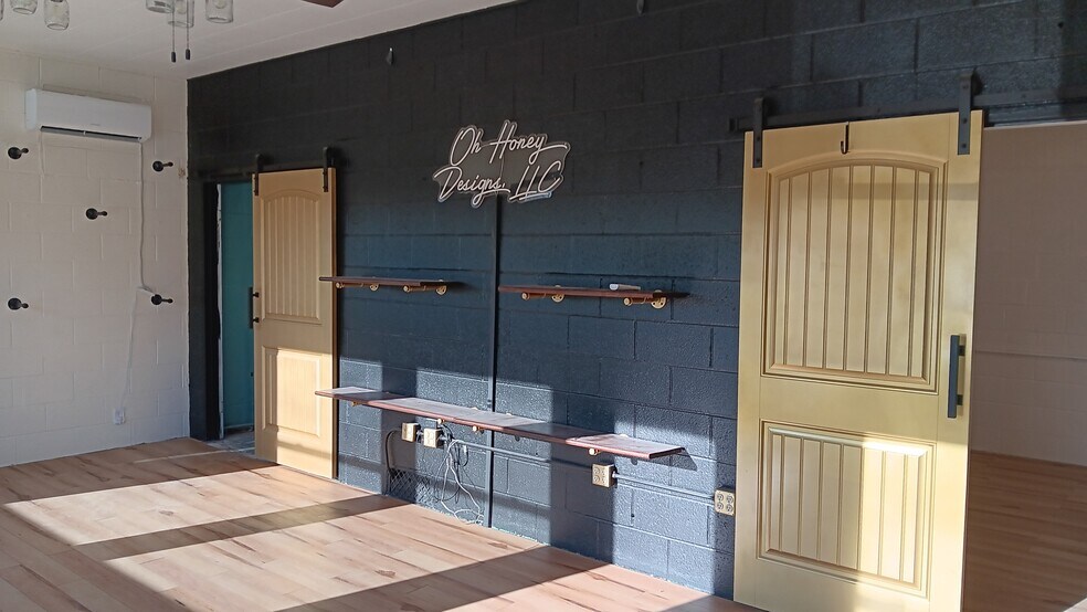 More Photos Of 215 S 14th St, Sarcoxie Showroom For Sale