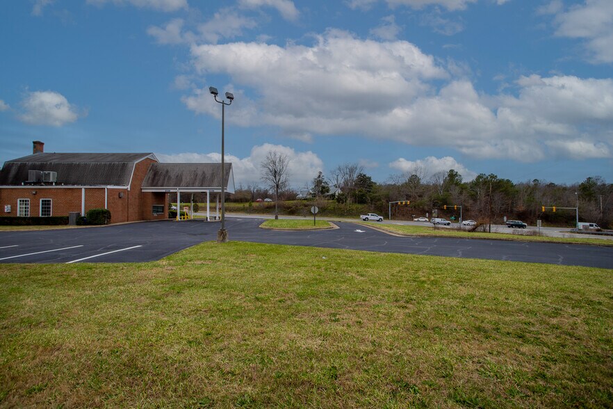 More Photos Of 3651 Greensboro Rd, Ridgeway Bank For Lease
