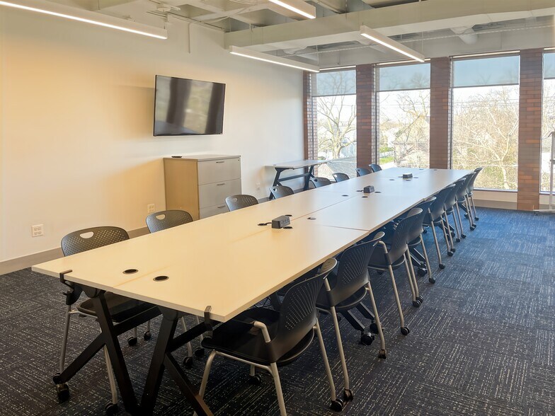 More Photos Of 222 S Prospect Ave, Park Ridge Coworking Space