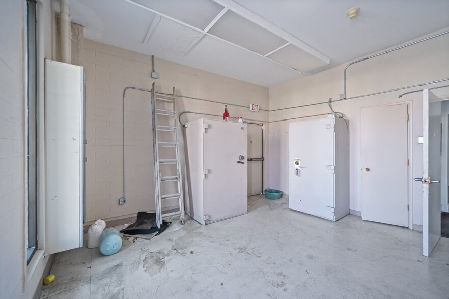 More Photos Of 1755 E Lakeside Dr, Bullhead City Bank For Sale