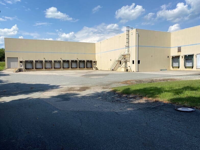 More Photos Of 144 Old Lystra Rd, Chapel Hill Distribution For Lease