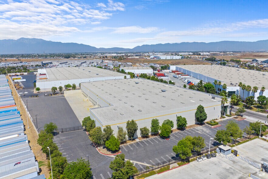 More Photos Of 3370 Enterprise Dr, Bloomington Warehouse For Lease