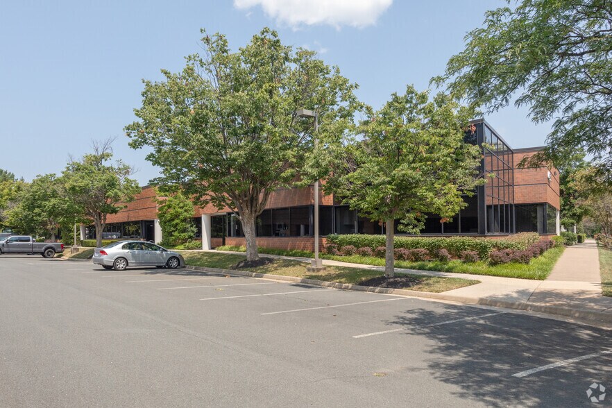 More Photos Of 450 Spring Park Pl, Herndon Unknown For Lease