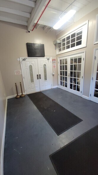 More Photos Of 141 Coit St, Irvington Showroom For Lease