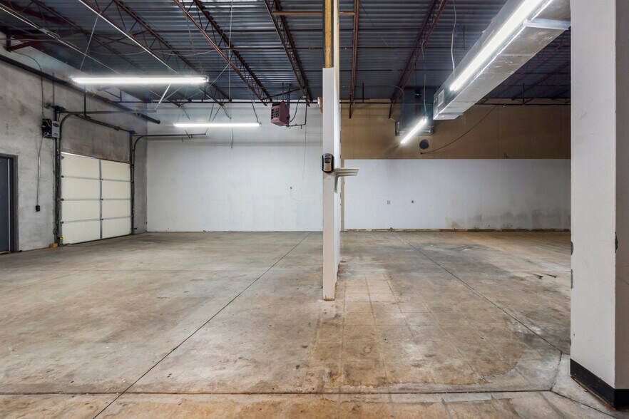 More Photos Of 200 S Quadrum Dr, Oklahoma City Light Manufacturing For Lease