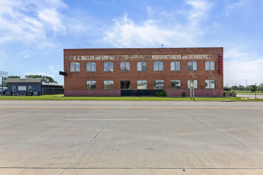 More Photos Of 415 W Madison Ave, Iola Restaurant For Sale