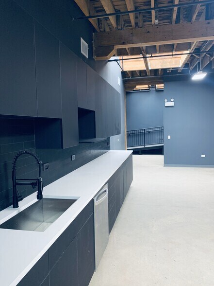 More Photos Of 2145 W Grand Ave, Chicago Showroom For Lease