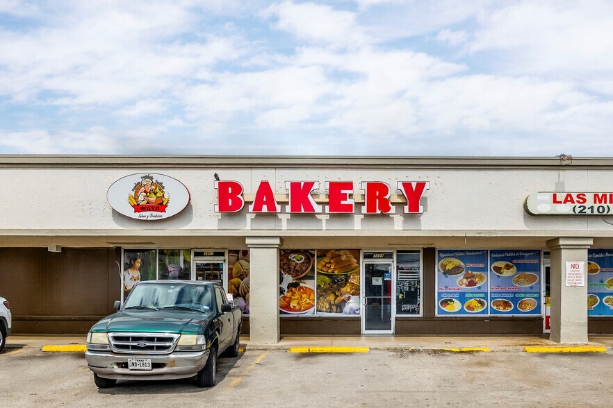 More Photos Of 3719-3815 Blanco Rd, San Antonio Storefront For Sale