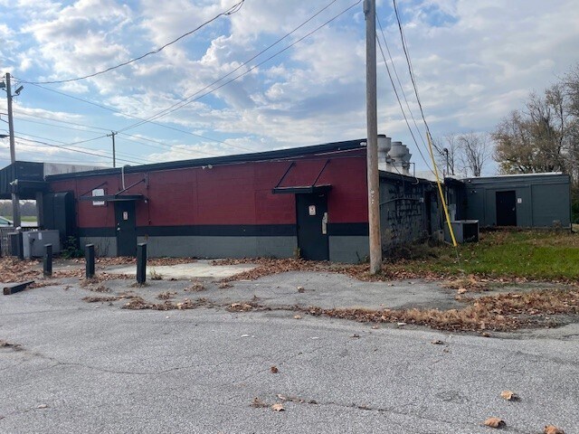 More Photos Of 1012 E Hackberry St, Salem Freestanding For Sale