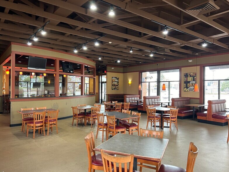 More Photos Of 859 Lombardi Ave, Green Bay Restaurant For Sale