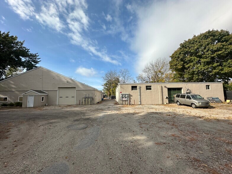 More Photos Of 380 Grove Ave, Patchogue Industrial For Lease