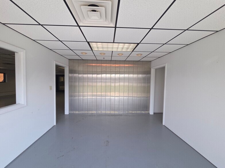 More Photos Of 1826 Albertson Rd, High Point Manufacturing For Lease