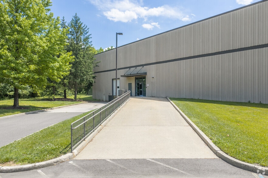 More Photos Of 400 Cabot Dr, Hamilton Distribution For Lease