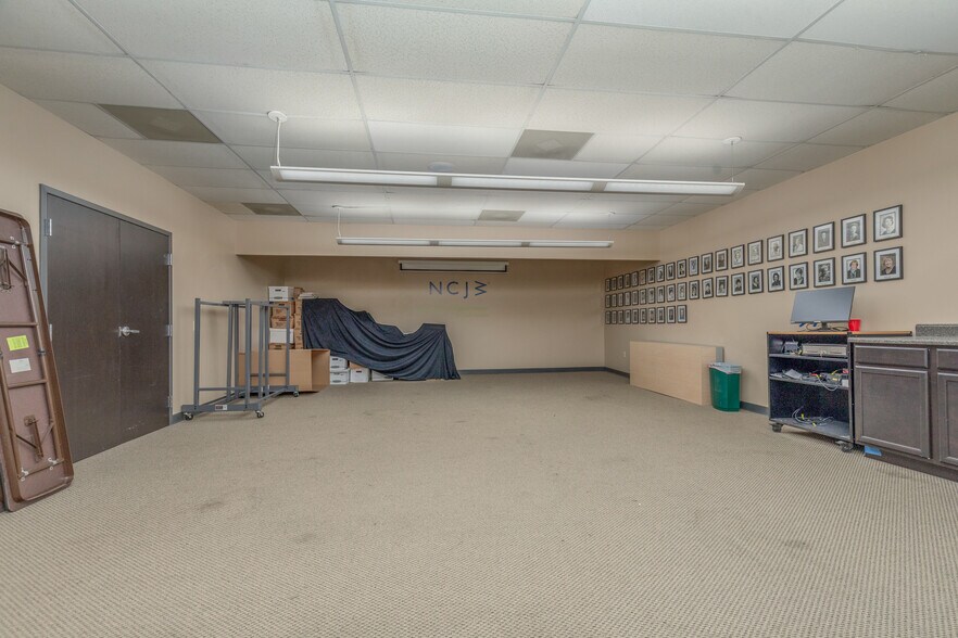 More Photos Of 295 N Lindbergh Blvd, Saint Louis Freestanding For Sale