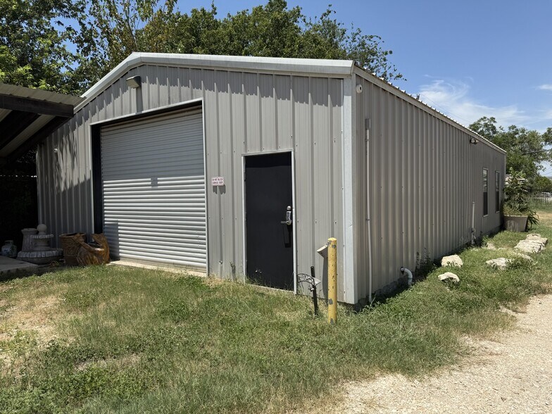More Photos Of 4778 Old Highway 81, New Braunfels Warehouse For Lease