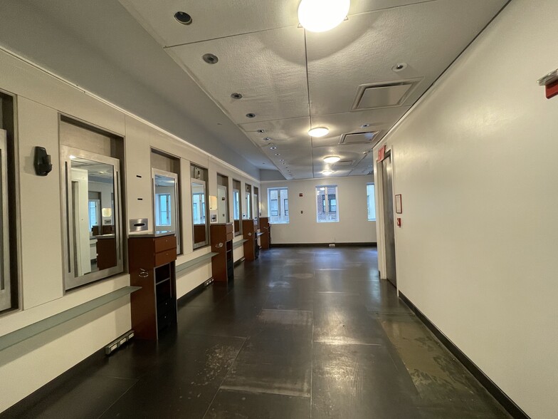 More Photos Of 108 E 60th St, New York Storefront Retail Office For Sale