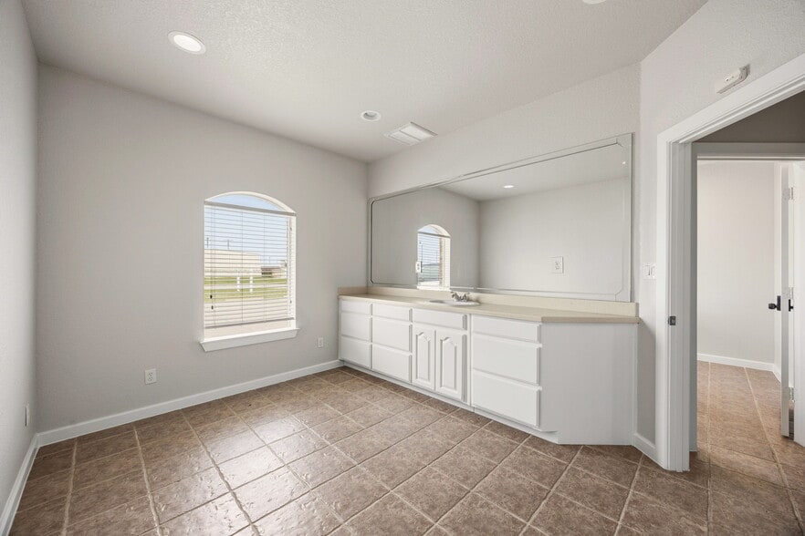 More Photos Of 401 Center Court Dr, Bridgeport Medical For Lease