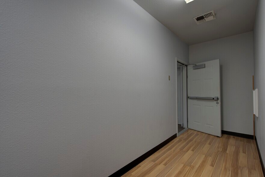 More Photos Of 295 Main St, Weed Office For Sale