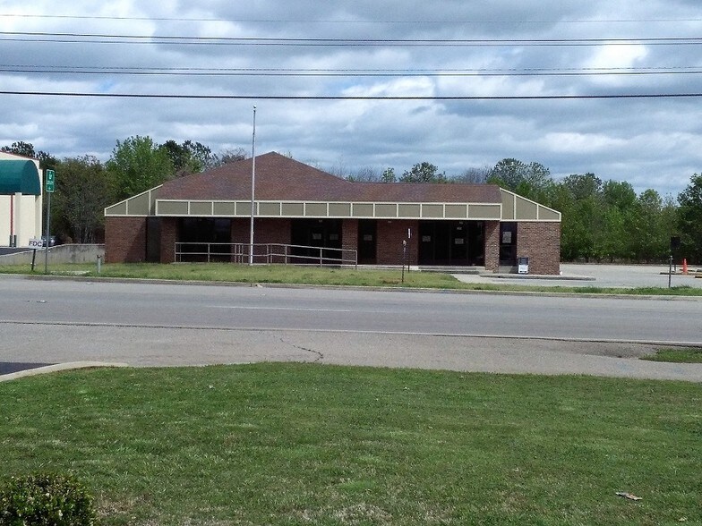 More Photos Of 385 Hughes Rd, Madison Freestanding For Sale