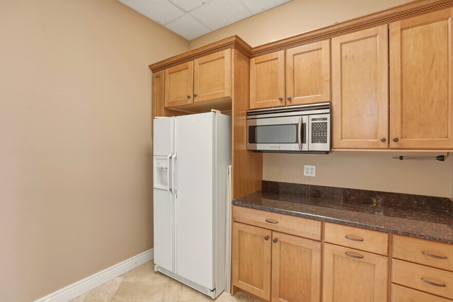 More Photos Of 15661 San Carlos Blvd, Fort Myers Medical For Lease