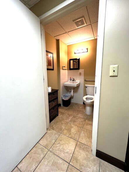 More Photos Of 225 Gordons Corner Rd, Manalapan Township Medical For Lease