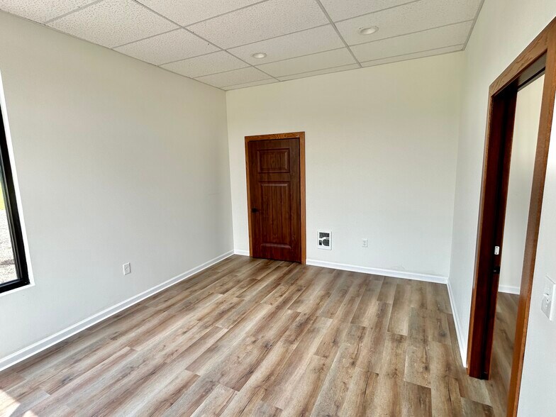 More Photos Of 4160 S Oakwood Ave, Geneseo Office For Sale