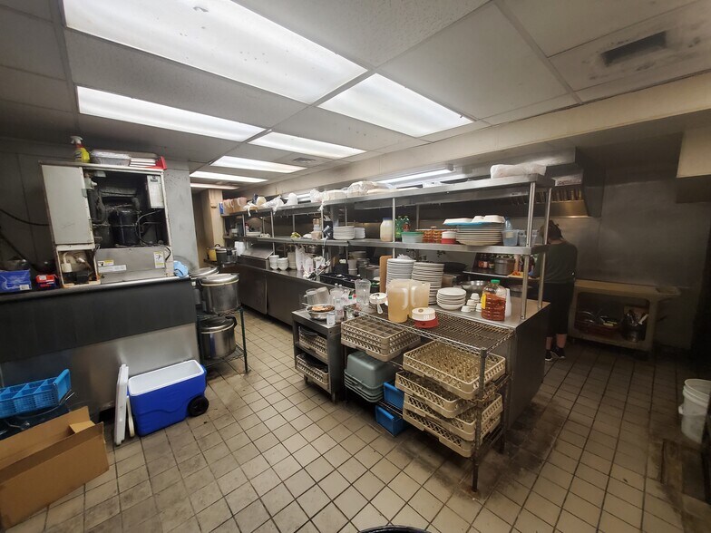 More Photos Of 401 Kamakee St, Honolulu Office For Lease