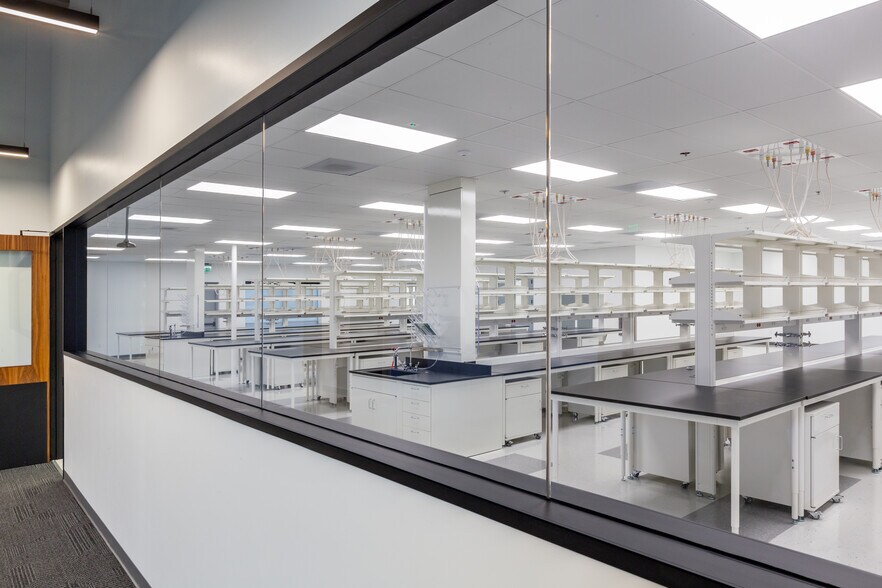 More Photos Of 6815 Flanders Dr, San Diego Unknown For Lease