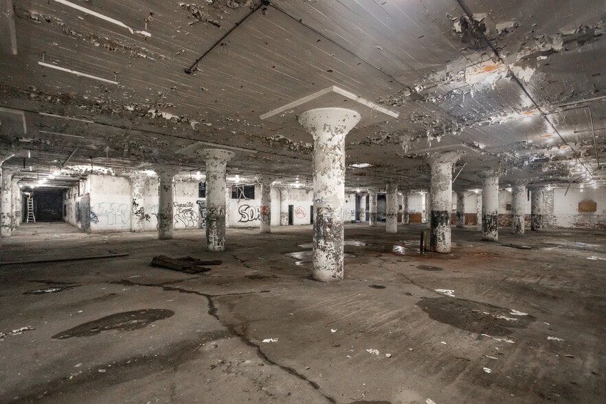 More Photos Of 5151 Bellevue St, Detroit Warehouse For Sale