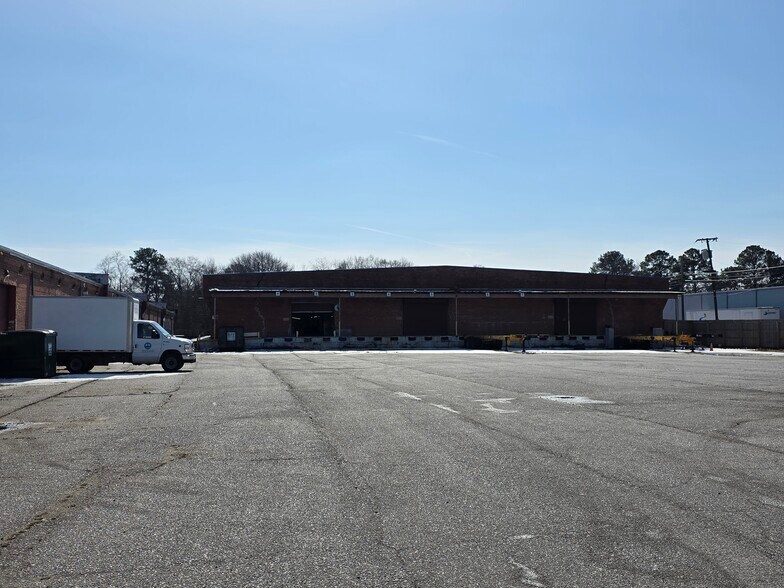 More Photos Of 827 Douglas Ave, Portsmouth Warehouse For Lease
