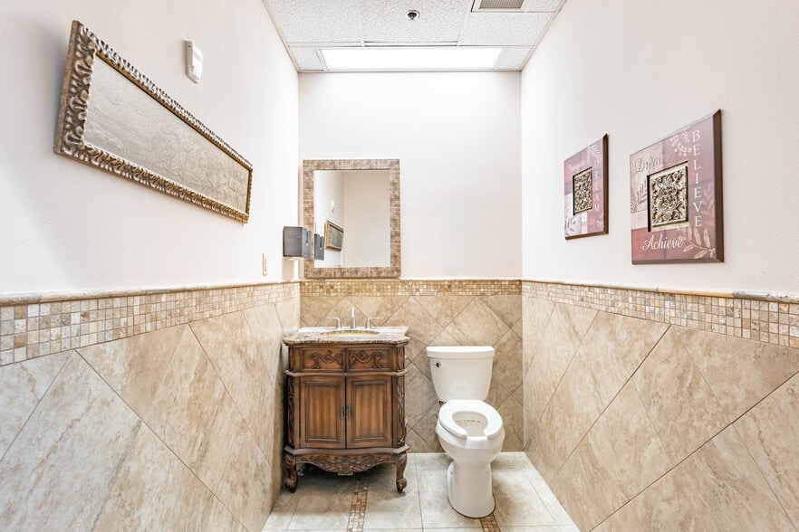 More Photos Of 1444 N Central Expy, McKinney Office For Sale