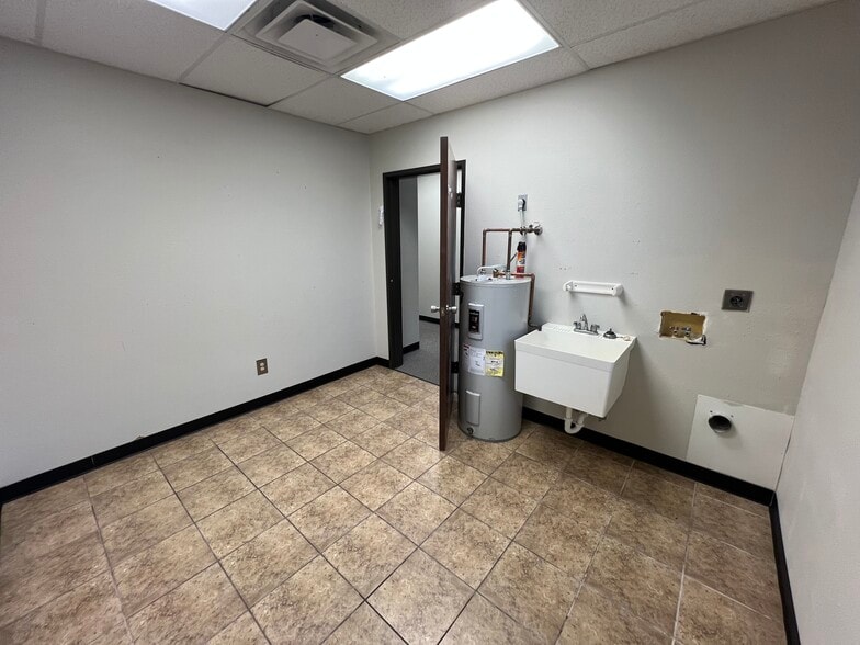 More Photos Of 918 W Choctaw St, Tahlequah Self Storage For Lease