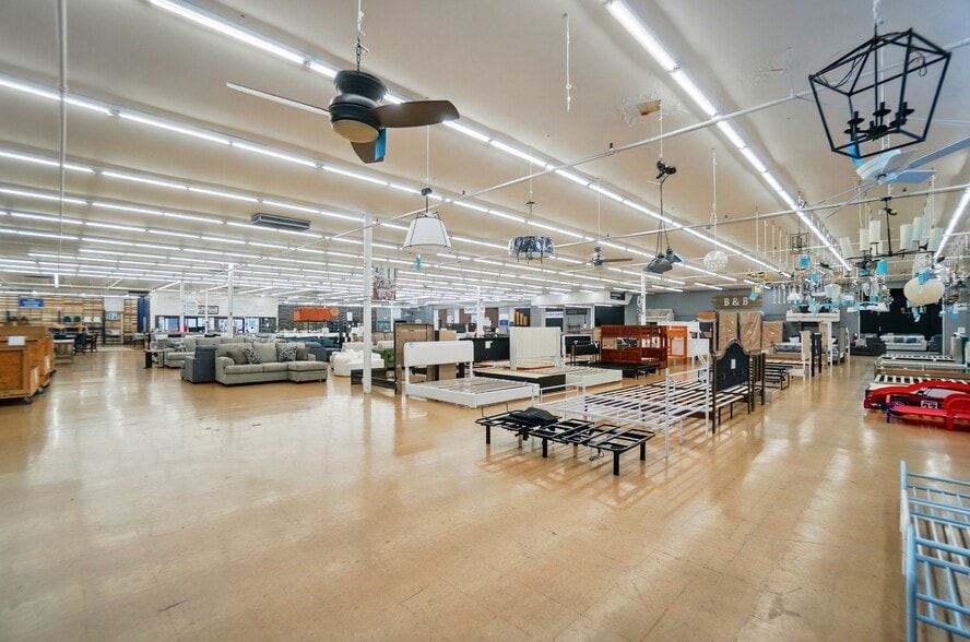 More Photos Of 50 Eswin St, Cincinnati Freestanding For Sale