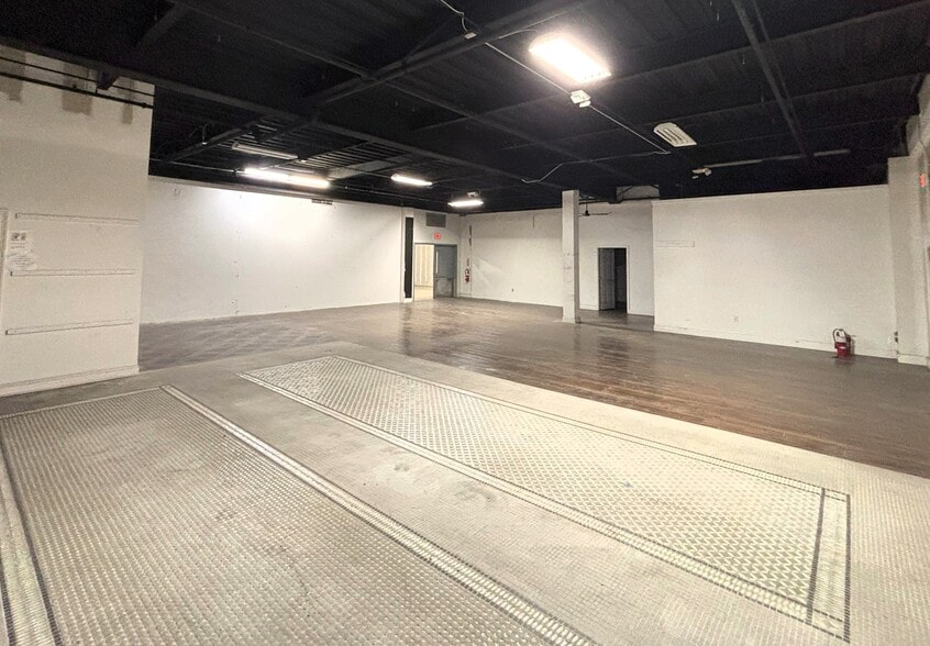 More Photos Of 1330 17th Ave S, Myrtle Beach Showroom For Lease