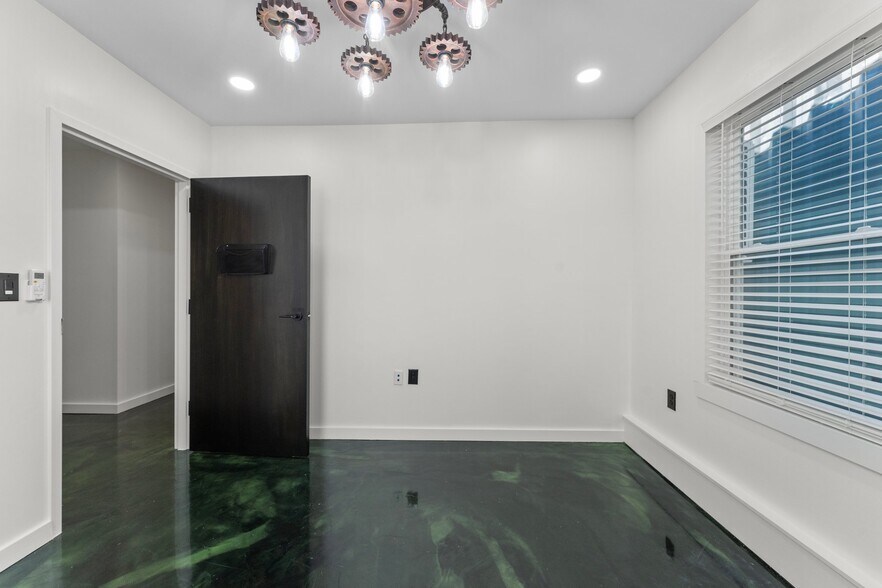 More Photos Of 2988 George Washington Memorial Hwy, Hayes Office For Sale