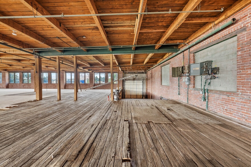 More Photos Of 6100 Wilson Ave, Kansas City Warehouse For Sale