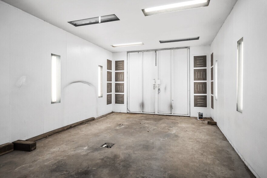 More Photos Of 119 Walling St, McMinnville Light Distribution For Sale