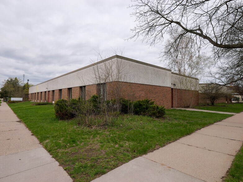 More Photos Of 165 S Chet Krause Dr, Iola Apartments For Sale