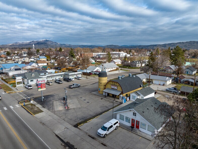 More Photos Of 702 S Washington Ave, Emmett Service Station For Sale