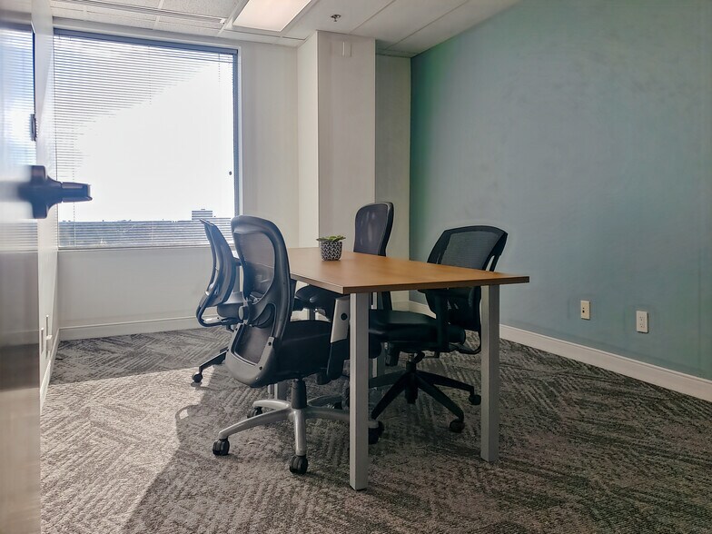 More Photos Of 1816 Crowchild Trail NW, Calgary Coworking Space