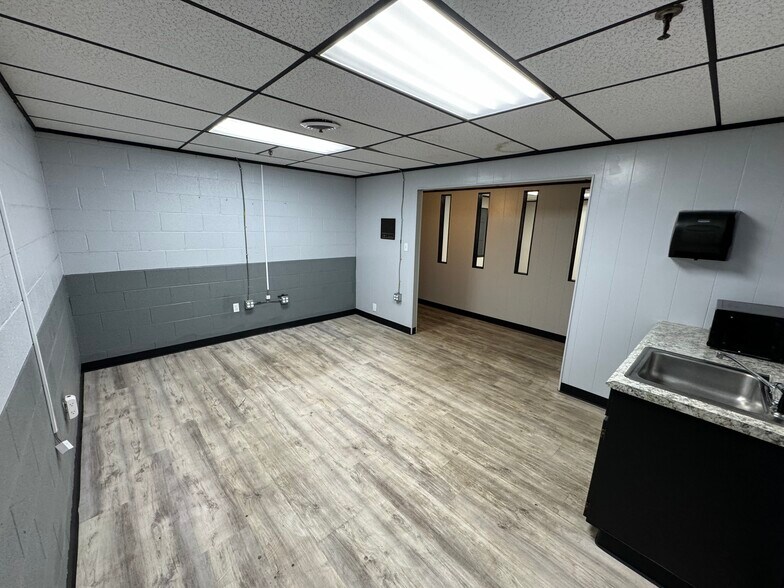 More Photos Of 300 Winona St, Knoxville Distribution For Lease