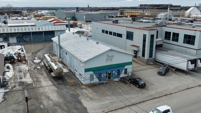 More Photos Of 521 Rue Des Érables, Trois-Rivières Manufacturing For Sale