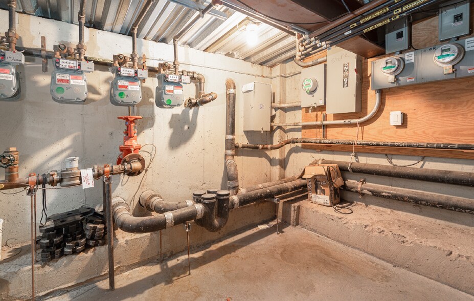 More Photos Of 1427 Astoria Blvd, Astoria Manufacturing For Sale