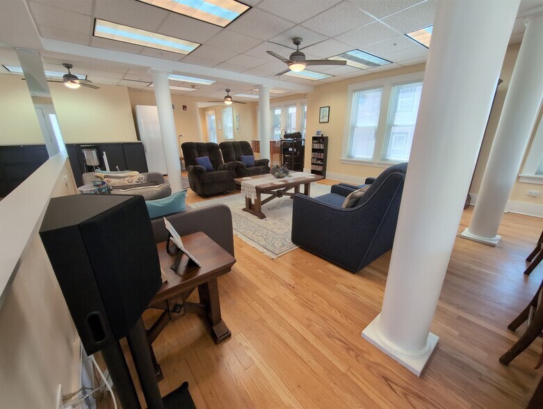 More Photos Of 417 N Hough St, Barrington Medical For Lease